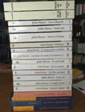 Les ouvrages de Julian Barnes, grand format et format de poche, empilés.